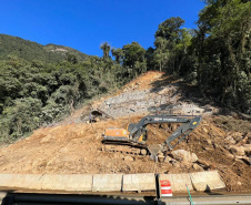 Obra na Graciosa tem frentes de trabalho em 4 km, com serviços de dia e de noite 