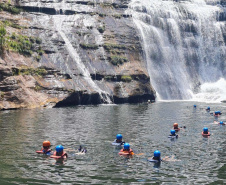 Guias da empresa Aquatrekking em ação no Lago Azul, dentro do Parque Estadual do Vale do Codó, em Jaguariaíva