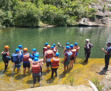 Guias da empresa Aquatrekking em ação no Lago Azul, dentro do Parque Estadual do Vale do Codó, em Jaguariaíva