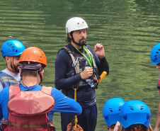 Guias da empresa Aquatrekking em ação no Lago Azul, dentro do Parque Estadual do Vale do Codó, em Jaguariaíva