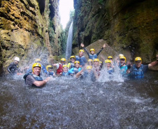 Guias da empresa Aquatrekking em ação no Lago Azul, dentro do Parque Estadual do Vale do Codó, em Jaguariaíva