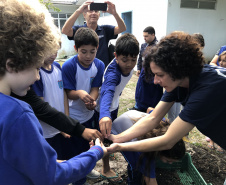 Portos do Paraná instala duas novas composteiras em escolas da Ilha do Mel