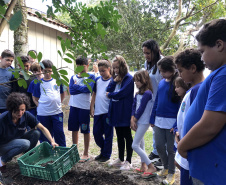 Portos do Paraná instala duas novas composteiras em escolas da Ilha do Mel