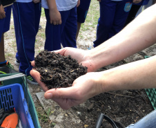 Portos do Paraná instala duas novas composteiras em escolas da Ilha do Mel