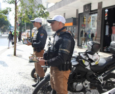 Ciclistas e pedestres da XV de Novembro, em Curitiba, recebem materiais educativos do trânsito