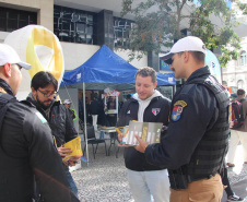 Ciclistas e pedestres da XV de Novembro, em Curitiba, recebem materiais educativos do trânsito