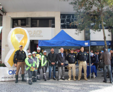 Ciclistas e pedestres da XV de Novembro, em Curitiba, recebem materiais educativos do trânsito