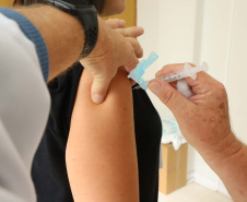 Saúde reforça importância da vacina contra a gripe; Paraná aplicou 2 milhões de doses