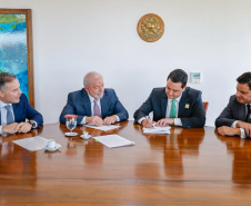 O governador Carlos Massa Ratinho Junior assinou nesta quarta-feira (03), em Brasília, em encontro com o presidente Luiz Inácio Lula da Silva e o ministro dos Transportes, Renan Filho, o documento que delega as rodovias estaduais do Paraná ao governo federal para a realização da nova concessão à iniciativa privada. É o maior projeto rodoviário em andamento no País.