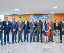 O governador Carlos Massa Ratinho Junior assinou nesta quarta-feira (03), em Brasília, em encontro com o presidente Luiz Inácio Lula da Silva e o ministro dos Transportes, Renan Filho, o documento que delega as rodovias estaduais do Paraná ao governo federal para a realização da nova concessão à iniciativa privada. É o maior projeto rodoviário em andamento no País.