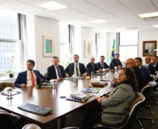 O governador Carlos Massa Ratinho Junior se reuniu nesta terça-feira (9), em Nova York, com representantes dos fundos de investimentos Acciona (norte-americano) e Macquarie (australiano) para apresentar possibilidades de parceria com o Estado em áreas estratégicas. - A comitiva também esteve no Consulado do Brasil em Nova York e no Bank of America, uma das principais instituições financeiras do mundo