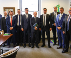 O governador Carlos Massa Ratinho Junior se reuniu nesta terça-feira (9), em Nova York, com representantes dos fundos de investimentos Acciona (norte-americano) e Macquarie (australiano) para apresentar possibilidades de parceria com o Estado em áreas estratégicas. - A comitiva também esteve no Consulado do Brasil em Nova York e no Bank of America, uma das principais instituições financeiras do mundo