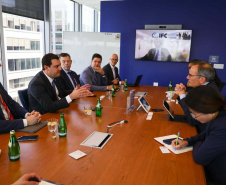 O governador Carlos Massa Ratinho Junior se reuniu nesta sexta-feira (12) com representantes do Banco Mundial nos Estados Unidos. O encontro marcou o encerramento da passagem da comitiva liderada por ele a Nova York e Washington. 