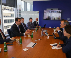 O governador Carlos Massa Ratinho Junior se reuniu nesta sexta-feira (12) com representantes do Banco Mundial nos Estados Unidos. O encontro marcou o encerramento da passagem da comitiva liderada por ele a Nova York e Washington. 