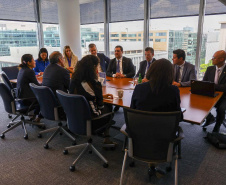 O governador Carlos Massa Ratinho Junior se reuniu nesta sexta-feira (12) com representantes do Banco Mundial nos Estados Unidos. O encontro marcou o encerramento da passagem da comitiva liderada por ele a Nova York e Washington. 