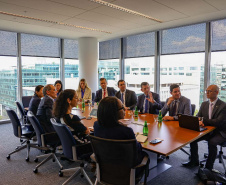 O governador Carlos Massa Ratinho Junior se reuniu nesta sexta-feira (12) com representantes do Banco Mundial nos Estados Unidos. O encontro marcou o encerramento da passagem da comitiva liderada por ele a Nova York e Washington. 