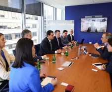 O governador Carlos Massa Ratinho Junior se reuniu nesta sexta-feira (12) com representantes do Banco Mundial nos Estados Unidos. O encontro marcou o encerramento da passagem da comitiva liderada por ele a Nova York e Washington. 