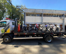 Polícia Militar prende quatro pessoas e apreende 20 motocicletas durante abordagem em Curitiba