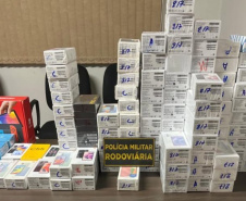 Polícia Militar apreende mais de 1,6 mil cigarros eletrônicos e centenas de produtos durante fiscalização em Bandeirantes