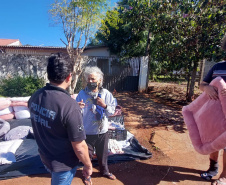 Polícia Penal doa camas e roupas pet produzidas com resíduos têxteis a abrigo de resgate de animais
