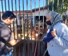 Polícia Penal doa camas e roupas pet produzidas com resíduos têxteis a abrigo de resgate de animais