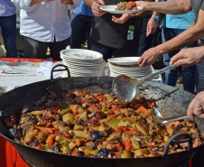 Julho tem gastronomia caiçara, dança folclórica, carneiro no buraco e ciência no calendário turístico paranaense