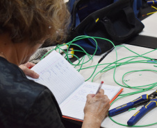 Mulheres aprendem noções de elétrica predial em curso gratuito em Londrina 
