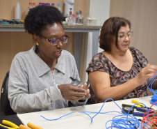 Mulheres aprendem noções de elétrica predial em curso gratuito em Londrina 