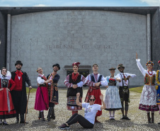 Julho tem gastronomia caiçara, dança folclórica, carneiro no buraco e ciência no calendário turístico paranaense