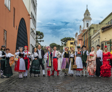 Julho tem gastronomia caiçara, dança folclórica, carneiro no buraco e ciência no calendário turístico paranaense