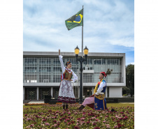 Julho tem gastronomia caiçara, dança folclórica, carneiro no buraco e ciência no calendário turístico paranaense