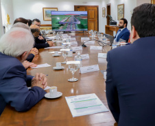 Governador Carlos Massa Ratinho Jr em reunião com a cooperativa Agrária.