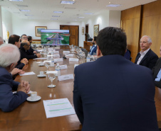 Governador Carlos Massa Ratinho Jr em reunião com a cooperativa Agrária.