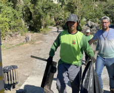 2º mutirão de limpeza de manguezais organizado pela Portos do Paraná retira quase 2,5 toneladas do entorno de Antonina