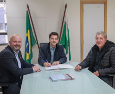 Novas oportunidades para a geração de renda e de postos de trabalho. É o que vai acontecer em Mandirituba, na Região Metropolitana de Curitiba, com a construção do barracão industrial com recursos liberados pelo Governo do Estado, por meio do Programa de Transferência Voluntária da Secretaria das Cidades (Secid). O edital, no valor de R$ 1.242.416,38 e que autoriza a licitação da obra, foi entregue nesta segunda-feira pelo secretário Eduardo Pimentel ao prefeito Luis Antonio Biscaia.