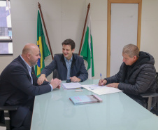 Novas oportunidades para a geração de renda e de postos de trabalho. É o que vai acontecer em Mandirituba, na Região Metropolitana de Curitiba, com a construção do barracão industrial com recursos liberados pelo Governo do Estado, por meio do Programa de Transferência Voluntária da Secretaria das Cidades (Secid). O edital, no valor de R$ 1.242.416,38 e que autoriza a licitação da obra, foi entregue nesta segunda-feira pelo secretário Eduardo Pimentel ao prefeito Luis Antonio Biscaia.
