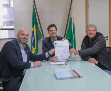 Novas oportunidades para a geração de renda e de postos de trabalho. É o que vai acontecer em Mandirituba, na Região Metropolitana de Curitiba, com a construção do barracão industrial com recursos liberados pelo Governo do Estado, por meio do Programa de Transferência Voluntária da Secretaria das Cidades (Secid). O edital, no valor de R$ 1.242.416,38 e que autoriza a licitação da obra, foi entregue nesta segunda-feira pelo secretário Eduardo Pimentel ao prefeito Luis Antonio Biscaia.