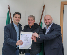 Novas oportunidades para a geração de renda e de postos de trabalho. É o que vai acontecer em Mandirituba, na Região Metropolitana de Curitiba, com a construção do barracão industrial com recursos liberados pelo Governo do Estado, por meio do Programa de Transferência Voluntária da Secretaria das Cidades (Secid). O edital, no valor de R$ 1.242.416,38 e que autoriza a licitação da obra, foi entregue nesta segunda-feira pelo secretário Eduardo Pimentel ao prefeito Luis Antonio Biscaia.
