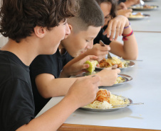 Governo do Estado entrega terceira remessa de alimentos não perecíveis da merenda escolar