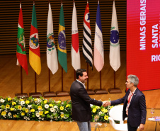 O governador Carlos Massa Ratinho Junior defendeu o fortalecimento da integração interestadual durante a abertura do 8º encontro do Consórcio de Integração Sul e Sudeste (Cosud), nesta sexta-feira (02), em Belo Horizonte.