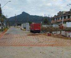 Com o avanço das obras da recuperação da Orla de Matinhos para pontos mais centrais da cidade, o Instituto Água e Terra (IAT) reforça o pedido para que moradores e turistas sigam atentos aos avisos de segurança, evitando acidentes.