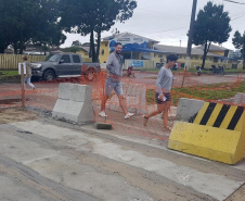 Com o avanço das obras da recuperação da Orla de Matinhos para pontos mais centrais da cidade, o Instituto Água e Terra (IAT) reforça o pedido para que moradores e turistas sigam atentos aos avisos de segurança, evitando acidentes.