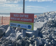 Com o avanço das obras da recuperação da Orla de Matinhos para pontos mais centrais da cidade, o Instituto Água e Terra (IAT) reforça o pedido para que moradores e turistas sigam atentos aos avisos de segurança, evitando acidentes.