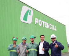 Lapa, 30 de junho de 2023 - O governador Carlos Massa Ratinho Jr., o vice-presidente Geraldo Alckimin e o presidemte do Grupo Potencial, Arnoldo Hammerschimidt lançam a pedra fundamental da esmagadora de soja para produção de biodiesel.