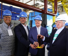 Lapa, 30 de junho de 2023 - O governador Carlos Massa Ratinho Jr., o vice-presidente Geraldo Alckimin e o presidemte do Grupo Potencial, Arnoldo Hammerschimidt lançam a pedra fundamental da esmagadora de soja para produção de biodiesel.