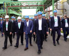 Lapa, 30 de junho de 2023 - O governador Carlos Massa Ratinho Jr., o vice-presidente Geraldo Alckimin e o presidemte do Grupo Potencial, Arnoldo Hammerschimidt lançam a pedra fundamental da esmagadora de soja para produção de biodiesel.