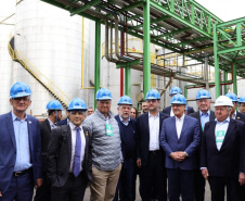 Lapa, 30 de junho de 2023 - O governador Carlos Massa Ratinho Jr., o vice-presidente Geraldo Alckimin e o presidemte do Grupo Potencial, Arnoldo Hammerschimidt lançam a pedra fundamental da esmagadora de soja para produção de biodiesel.