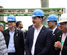 Lapa, 30 de junho de 2023 - O governador Carlos Massa Ratinho Jr., o vice-presidente Geraldo Alckimin e o presidemte do Grupo Potencial, Arnoldo Hammerschimidt lançam a pedra fundamental da esmagadora de soja para produção de biodiesel.