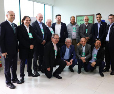 Lapa, 30 de junho de 2023 - O governador Carlos Massa Ratinho Jr., o vice-presidente Geraldo Alckimin e o presidemte do Grupo Potencial, Arnoldo Hammerschimidt lançam a pedra fundamental da esmagadora de soja para produção de biodiesel.