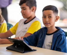 Secretário de Estado da Educação visita escola em Campo Largo e formaliza início de obras de reforma na instituição